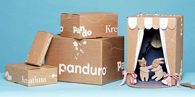 Våra nya e-handelslådor är inte bara mer effektiva ur ett hållbarhetsperspektiv, utan de speglar också vår passion för kreativitet med en design som inspirerar till skapande med själva lådan. 