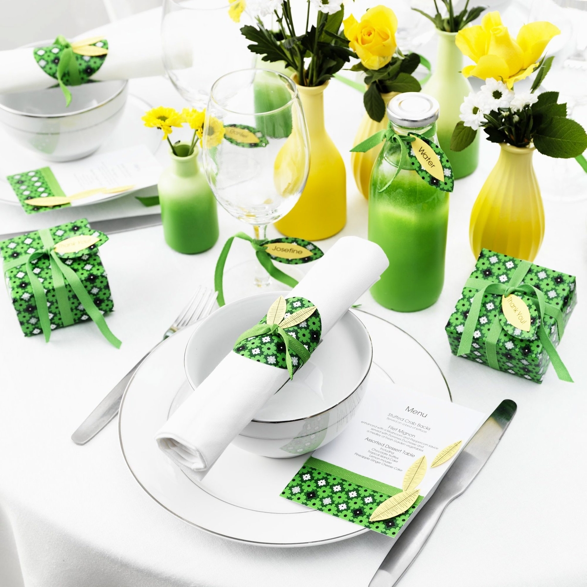 Farvestrålende borddækning