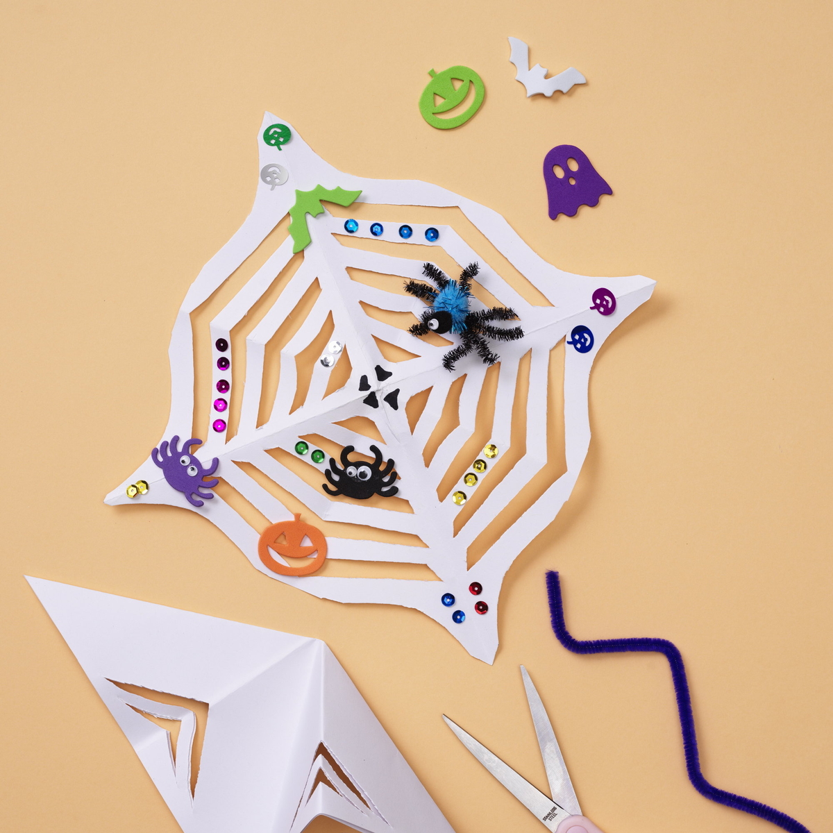 klip-spindelv-v-ud-af-papir-til-halloween