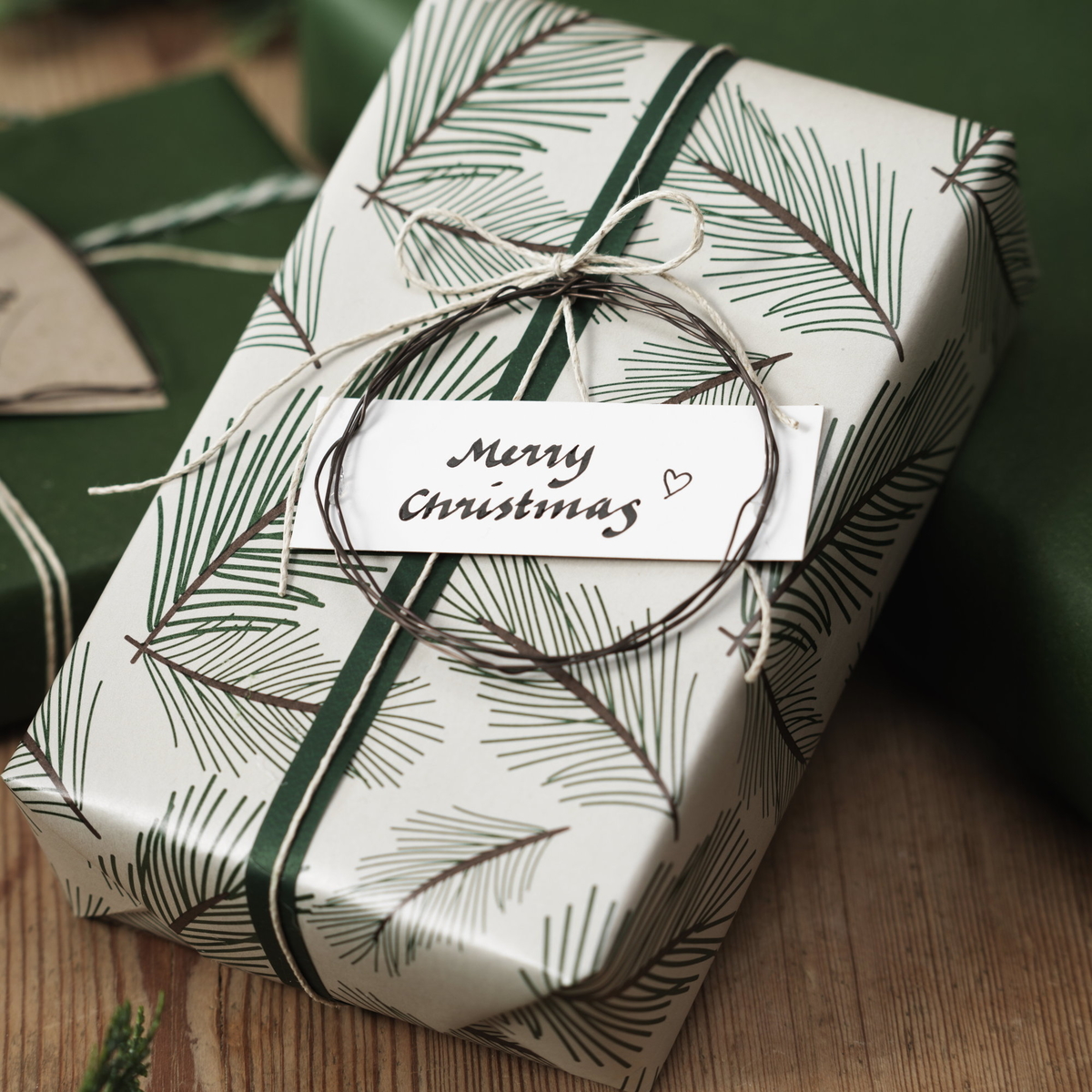 Gör julklappsetiketter av metalltråd